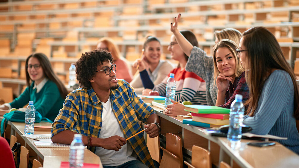 Gruppe von Studierenden im Hörsaal