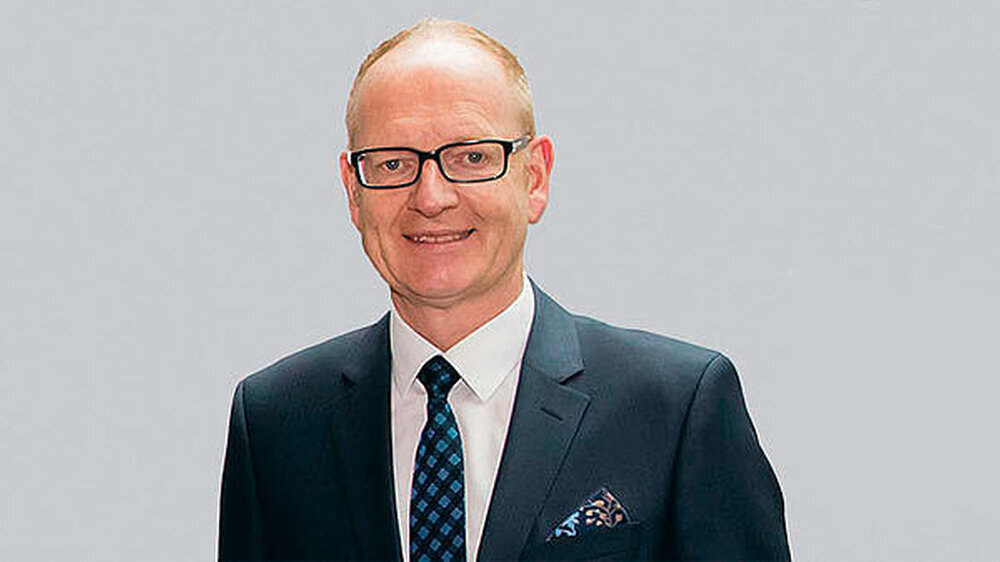 ZA Martin Hendges, Stellvertretender Vorsitzender der KZBV: "Ihre eigene Praxis profitiert, wenn Sie am neuen Zahnärzte-Praxis-Panel (ZäPP) teilnehmen." ZA Martin Hendges, Stellvertretender Vorsitzender der KZBV: "Ihre eigene Praxis profitiert, wenn Sie am neuen Zahnärzte-Praxis-Panel (ZäPP) teilnehmen."