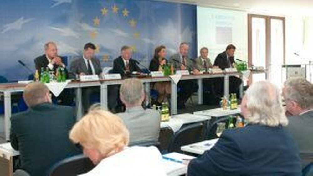 Der BZÄK-Europatag fand an illustrer Stellestatt – im Europäischen Haus in Berlin, dem Informationsbüro des Europäischen Parlaments und Vertretung der EU-Kommision inDeutschland.