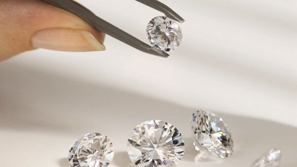 Da Diamanten auf dem Weltmarkt in Dollar gehandelt werden, ist bei der Frage, ob sie sich als Anlage rentieren oder nicht, auch das Euro-Dollar-Verhältnis zu beachten.