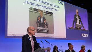 KZBV-Vorsitzender Martin Hendges bei seiner Eröffnungsrede der Vertreterversammlung am 6./7.11.2024 in Bonn