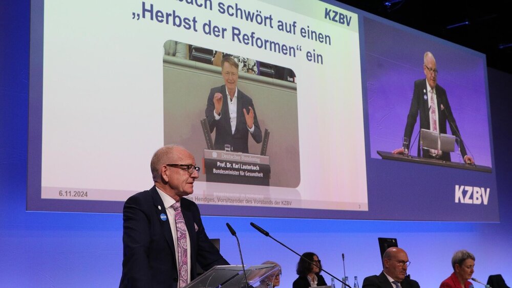 KZBV-Vorsitzender Martin Hendges bei seiner Eröffnungsrede der Vertreterversammlung am 6./7.11.2024 in Bonn