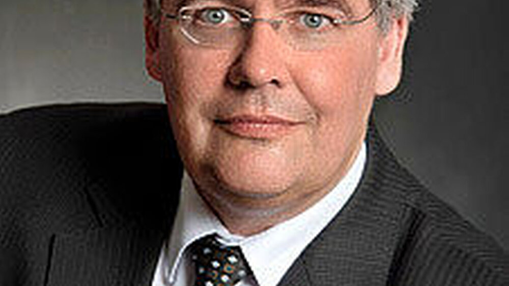Dr. Thomas H. Lenhard ist als Datenschutzbeauftragter der Deutschen Gesellschaft für Zahn-, Mund- und Kieferheilkunde (DGZMK) sowie anderer Institutionen im Gesundheitswesen tätig. Seit 2014 ist er Geschäftsführer der medi-ip-dataprotect UG in Bonn, einem Unternehmen, das sich zum Großteil mit Datenschutz im Gesundheitswesen befasst. |