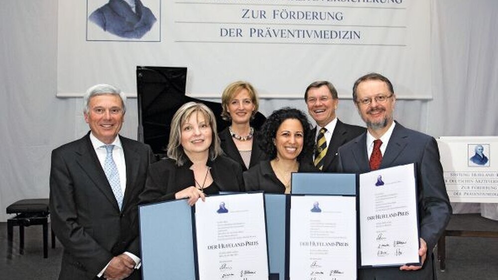 Verleihung des Hufeland-Preises in Köln (vorne v.r.n.l.): Die Preisträger Prof Dr. Klaus Pieper, Dr. Anahita Jablonski Momeni und Dr. Martina Krutisch, daneben Gernot Schlösser, Aufsichtsratsvorsitzender der Deutschen Ärzteversicherung, dahinter Festr