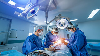 Neurochirurgen bei einer Operation.