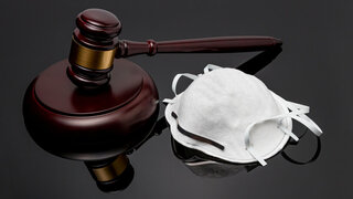 FFP2-Maske neben Richterhammer