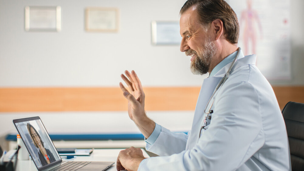 Seit Oktober 2020 kann die AU auch mittels Videosprechstunde festgestellt werden. Künftig können auch Patienten krankgeschrieben werden, die dem Arzt unbekannt sind.