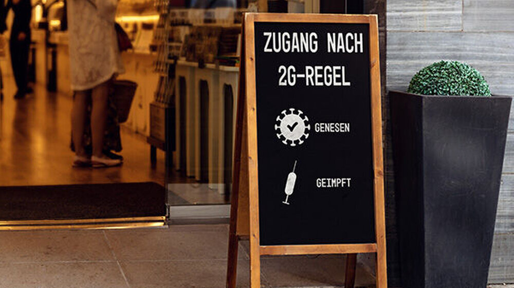 Ab Montag haben nur noch Geimpfte und Genesene Einlass in die Innenbereiche von Kultur- und Freizeiteinrichtungen und in der Gastronomie. Auch bei Großveranstaltungen gilt draußen und drinnen 2G.