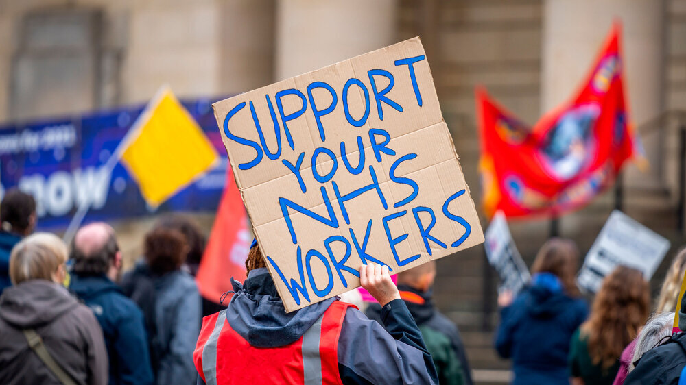 Zehntausende Mitarbeitende im britischen Gesundheitsdienst NHS hatte über Wochen in einer enormen Streikwelle für höhere Löhne und bessere Arbeitsbedingungen gestreikt.