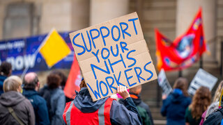 Zehntausende Mitarbeitende im britischen Gesundheitsdienst NHS hatte über Wochen in einer enormen Streikwelle für höhere Löhne und bessere Arbeitsbedingungen gestreikt.