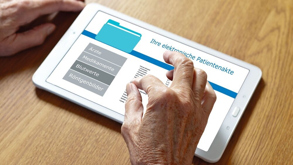 Nutzerin der elektronischen Patientenakte via App auf dem Tablet. Nutzerin der elektronischen Patientenakte via App auf dem Tablet.