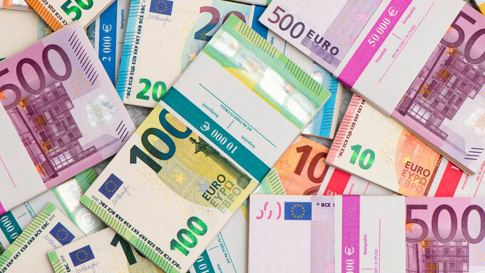 Bündel mit Euroscheinen Bündel mit Euroscheinen