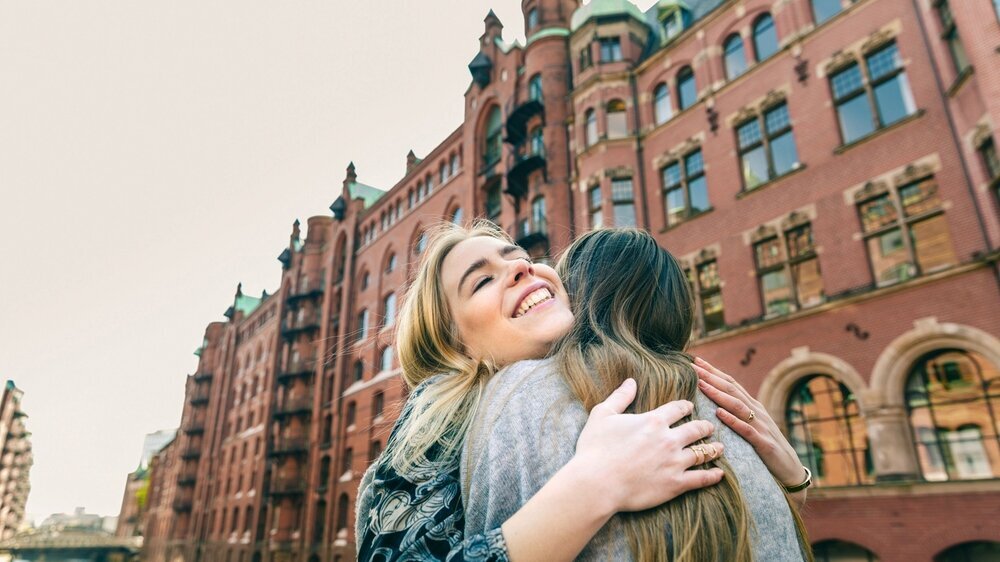 Happy girls embracing and cuddling in Hamburg Glückliche Frauen in Hamburg