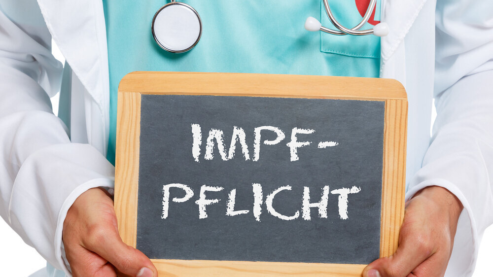 Der Start der einrichtungsbezogenen Impfpflicht dürfe sich aber nicht verzögern, so das BMG. In der Omikronwelle zähle jeder Tag, um vulnerable Gruppen zu schützen. Umgesetzt werde die Impfpflicht von den Ländern