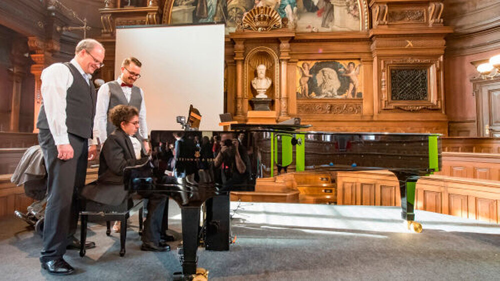 Bei den Proben vor dem großen Auftritt: Pianist Alberto Mancarella und die Entwickler Dr. Rüdiger Rupp und Sebastian Kuppinger.