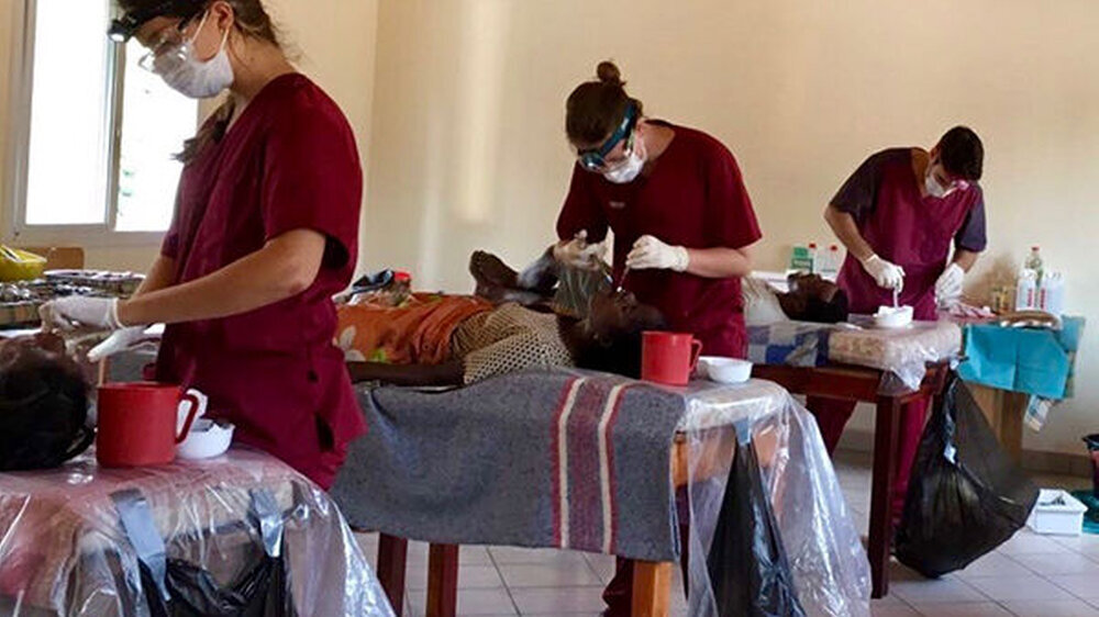 Behandelt wird in Madagaskar auf weniger bequemen „Stühlen“: Dr. Karim Mamar, Linda Müller und Katharina Röhrmoser bei der Behandlung.