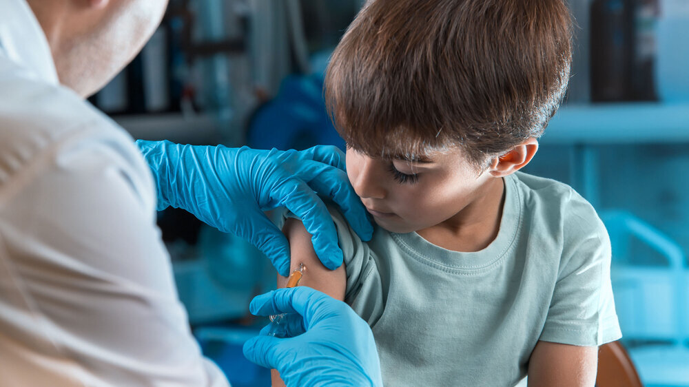 In Abwägung aller vorhandenen Daten empfiehlt die STIKO die COVID-19-Impfung für Kinder im Alter von 5 bis 11 Jahren mit verschiedenen Vorerkrankungen. Auf individuellen Wunsch könnten auch gesunde geimpft werden.
