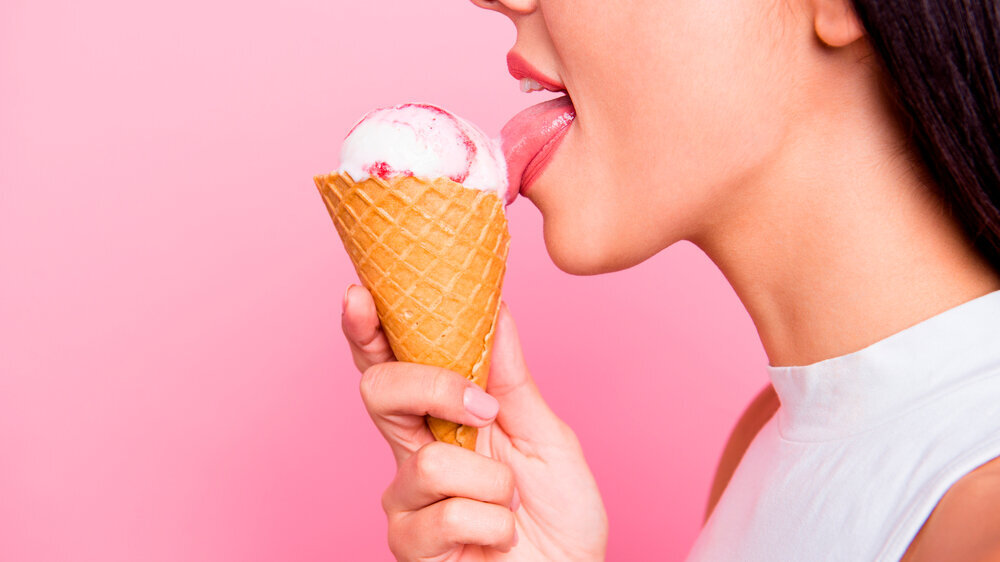 Frau isst Eis in der Waffel