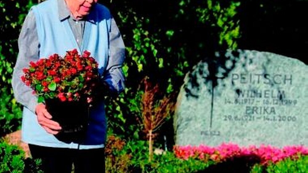 Trauer um den langjährigen Lebensgefährten – der Gang zum Friedhof hält die Gesundheit auf Trab, aber der Kummer nagt gleichzeitig an ihr.