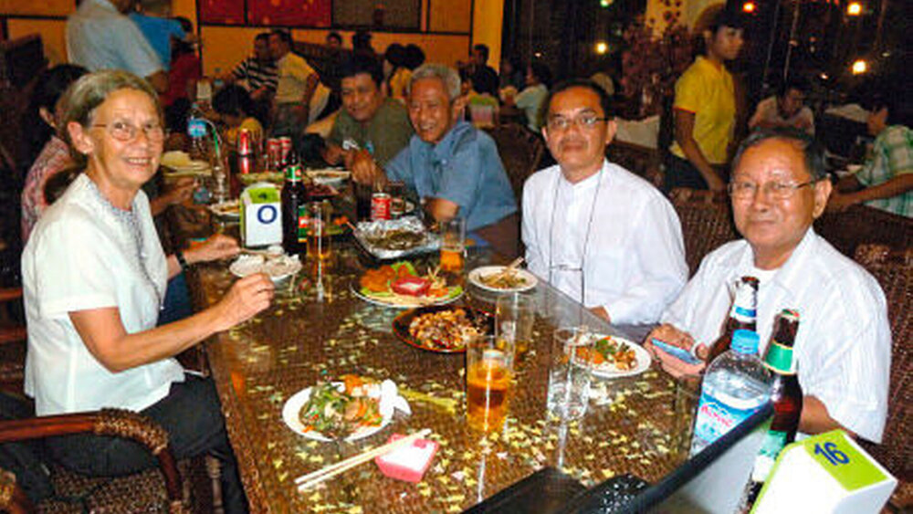J. Frühbuss (links) Dr. Aung Than, Dr. Khin Zaw, Dr. Wynn Kyaw (rechts) |