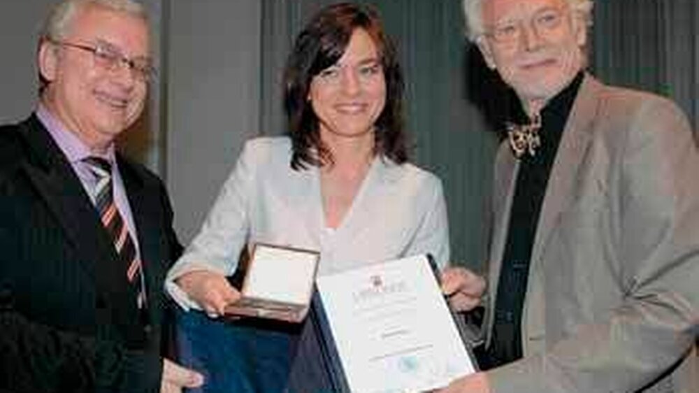 Sanitätsrat Dr. Otto W. Müller und Kulturdezernent Peter Krawietz mit Maybrit Illner.