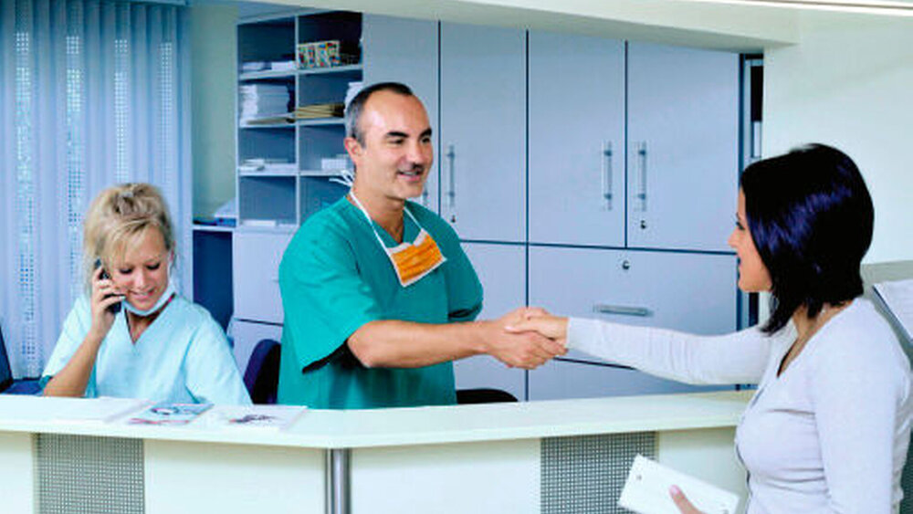 Patienten offen und freundlich gegenüberzutreten ist erste Voraussetzung, um ein gutes und vertrauensvolles Verhältnis aufzubauen. |