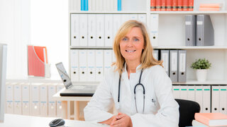 fachärztin im sprechzimmer