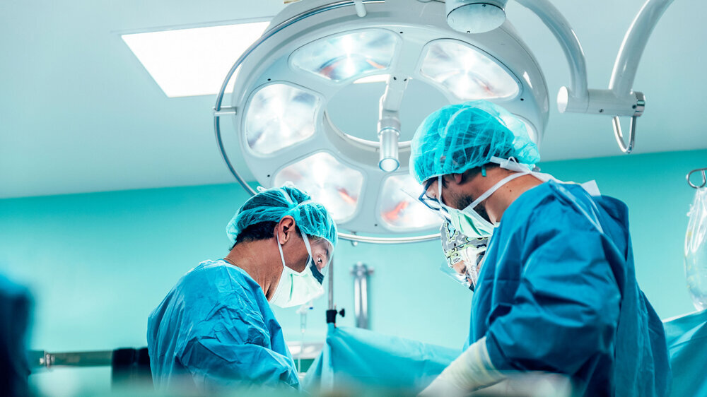 Team of Surgeons Operating in the Hospital. Chirurgen-Team im Krankenhaus