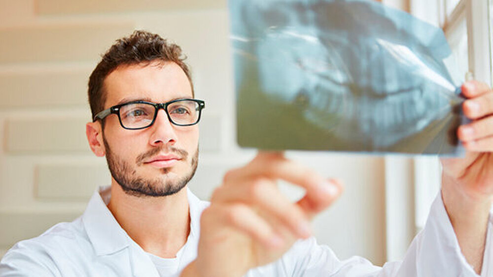 "Ich diagnostiziere eine Zyste" - bei der Fachsprachprüfung kommt es auf die richtige Formulierung an. Ob auf dem Röntgenbild in Wirklichkeit die Kieferhöhle zu sehen ist, ist nebensächlich - bestehen wird der Kandidat trotzdem.