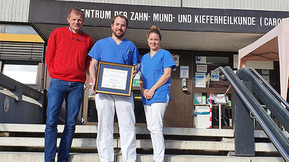 Diese Studie war eine Herzensangelegenheit! Die Preisträger Prof. Dr. Peter Eickholz, Dr. Hari Christian Petsos und PD. Dr. Katrin Nickles (v.l.n.r.) mit der Urkunde des R. Earl Robinson Regeneration Award 2020.\r\n