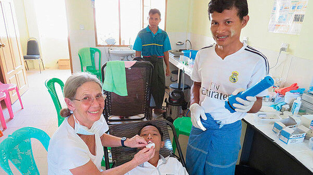 Dr. Juliane Frühbuss weiß, dass Ihr Engagement in Myanmar nur eine punktuelle Hilfe ist. Weil aber die Finanzierung des staatlichen burmesischen Gesundheitswesens schleppend verläuft, bleibt sie vor Ort aktiv. Dr. Juliane Frühbuss weiß, dass Ihr Engagement in Myanmar nur eine punktuelle Hilfe ist. Weil aber die Finanzierung des staatlichen burmesischen Gesundheitswesens schleppend verläuft, bleibt sie vor Ort aktiv.