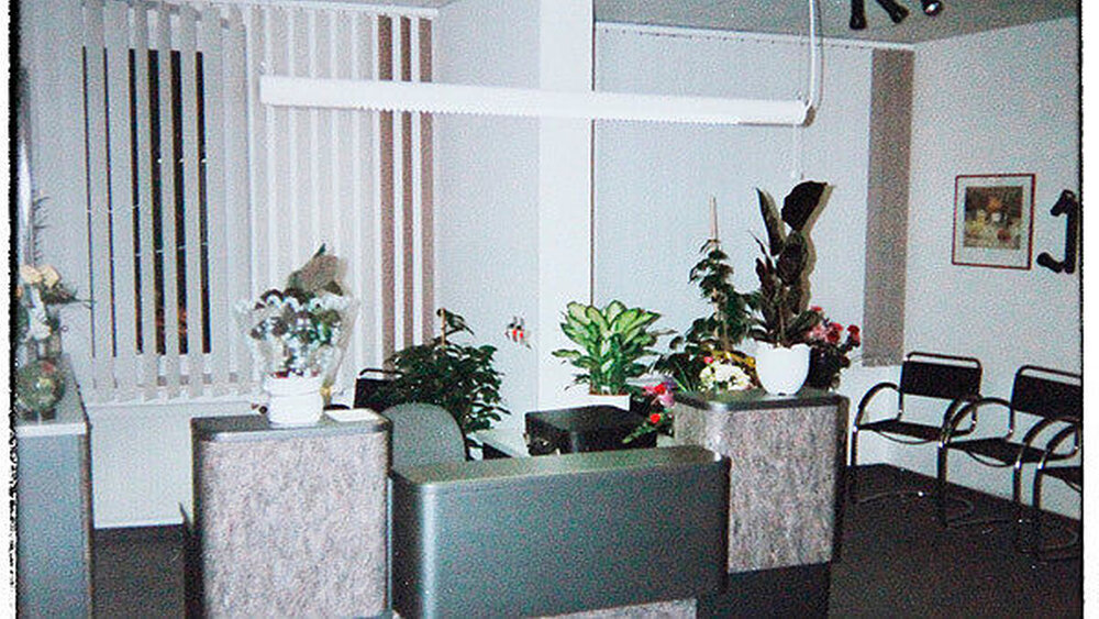 Empfangstresen im Wandel: Die Bilder zeigen den Empfang kurz nach Eröffnung im Jahr 1991, ... |