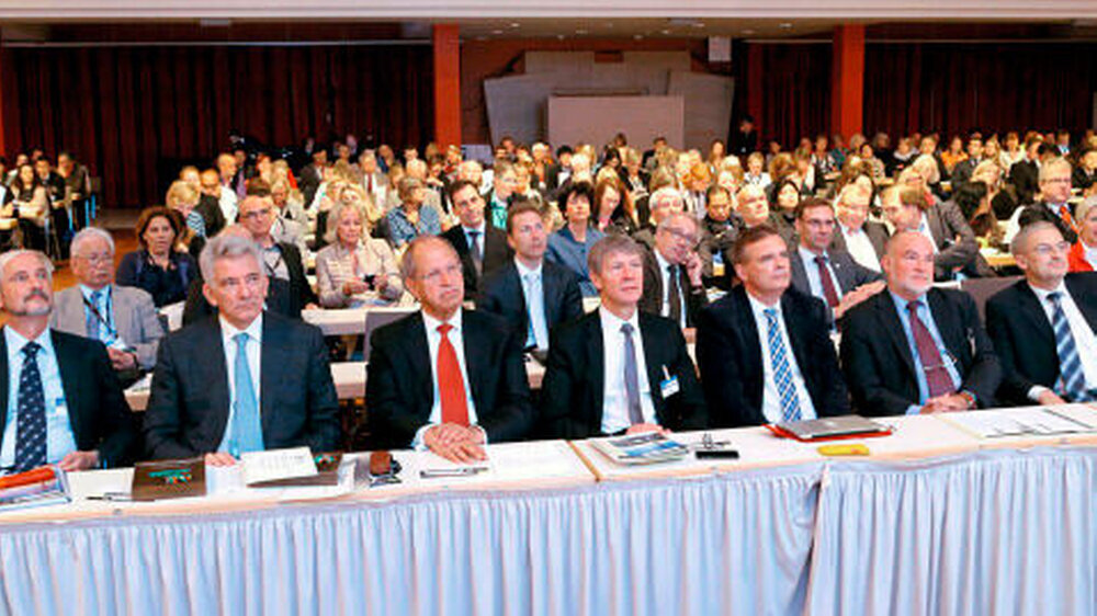 Die erste Reihe auf dem iADH-Kongress (v.l.n.r.): Prof. Andreas G. Schulte, Prof. Dimitris Emmanouil, Dr. Peter Engel, Prof. Dietmar Oesterreich, Prof. Christoph Benz, Dr. Wolfgang Schmiedel und Dr. Andreas Wagner | Die erste Reihe auf dem iADH-Kongress (v.l.n.r.): Prof. Andreas G. Schulte, Prof. Dimitris Emmanouil, Dr. Peter Engel, Prof. Dietmar Oesterreich, Prof. Christoph Benz, Dr. Wolfgang Schmiedel und Dr. Andreas Wagner |