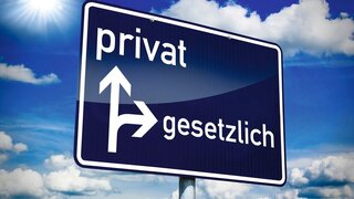 Ortseingangsschild blau mit Privat und Gesetzlich
