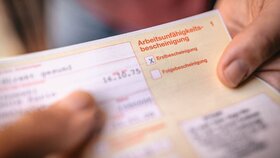 Arbeitsunfähigkeitsbescheinigung wird übergeben.