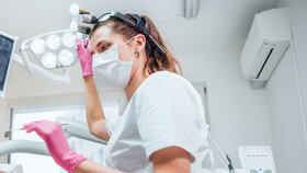 Zahnärztin mit Patientin