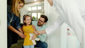 Eltern mit Kind beim Zahnarzt