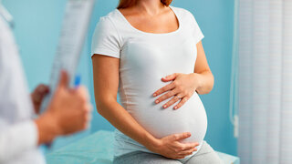 Schwangere Frau beim Arzt.
