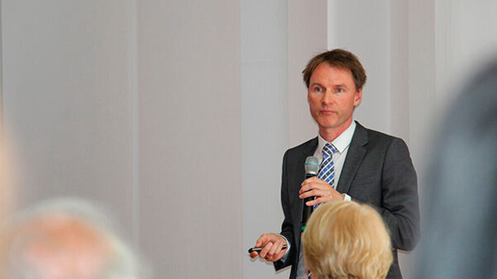Prof. Dr. Stefan Wolfart (Aachen) wies aus prothetischer Sicht darauf hin, dass es noch keinen wissenschaftlichen Konsens zur Belastbarkeit von metallfreiem Zahnersatz im Seitenzahnbereich gibt. Vor allem bei großen Brücken, in der Implantatprothetik un
