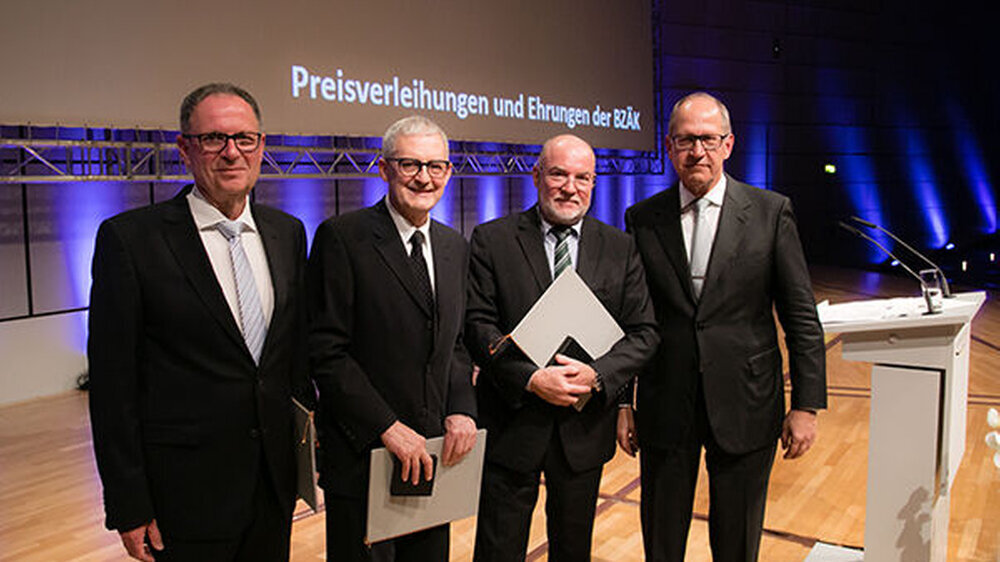 Dr. Udo Lenke, ehemaliger Kammerpräsident von Baden-Württemberg, Dr. Wolfgang Schmiedel, ehemaliger Kammerpräsident von Berlin und Dr. Andreas Wagner, ehemaliger Kammerpräsident von Thüringen, erhielten die goldene Ehrennadel der Bundeszahnärztekamm