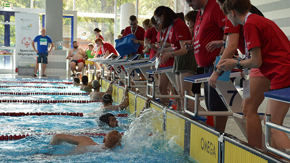 Erfurt: Zahnärzte begleiten Schwimmwettbewerb der Special Olympics 200 Athleten traten am 21. und 22. September beim diesjährigen Landeswettbewerb im Schwimmen von Special Olympics, der weltweit größten Sportbewegung für Menschen mit geistiger Behinderung und Mehrfachbehinderung, gegeneinander an. Die Landeszahnärztekammer Thüringen und die Kassenzahnärztliche Vereinigung Thüringen spendeten für jeden an beiden Wettkampftagen geschwommenen Kilometer 10 Euro an das Mundgesundheitsprogramm Special Smiles - 1.357,50 Euro kamen so zusammen.