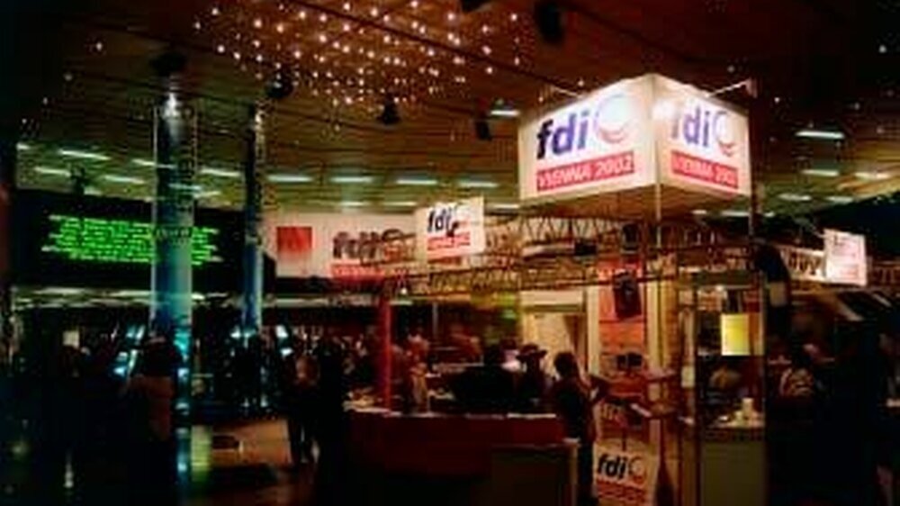 Die Eingangshalle des Kongresszentrums und die FDI-Informationsstände