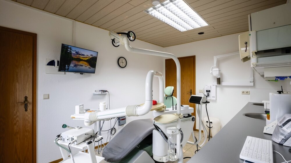 Neuer Anstrich des Behandlungsraumes: Tim Böhm übernimmt die Zahnarztpraxis seiner Eltern im sächsischen Schneeberg.