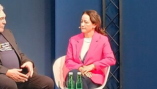 Dr. Christian Öttl und Dr. Romy Ermler auf der IDS 2025