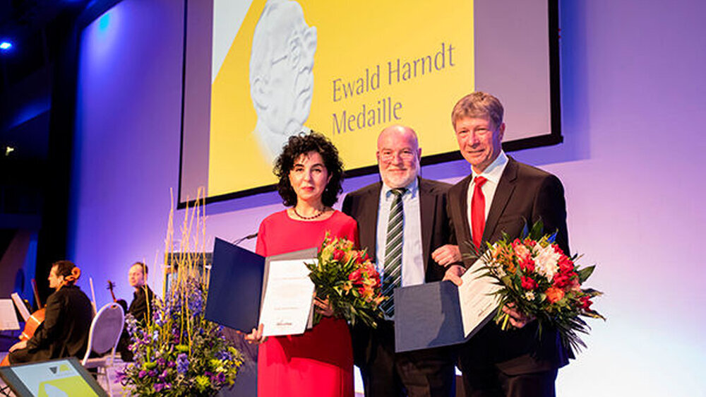 Emine Demirbüken-Wegner, Dr. Wolfgang Schmiedel und Prof. Dr. Dietmar Oesterreich, Vizepräsident der BZÄK (v.l.n.r.)