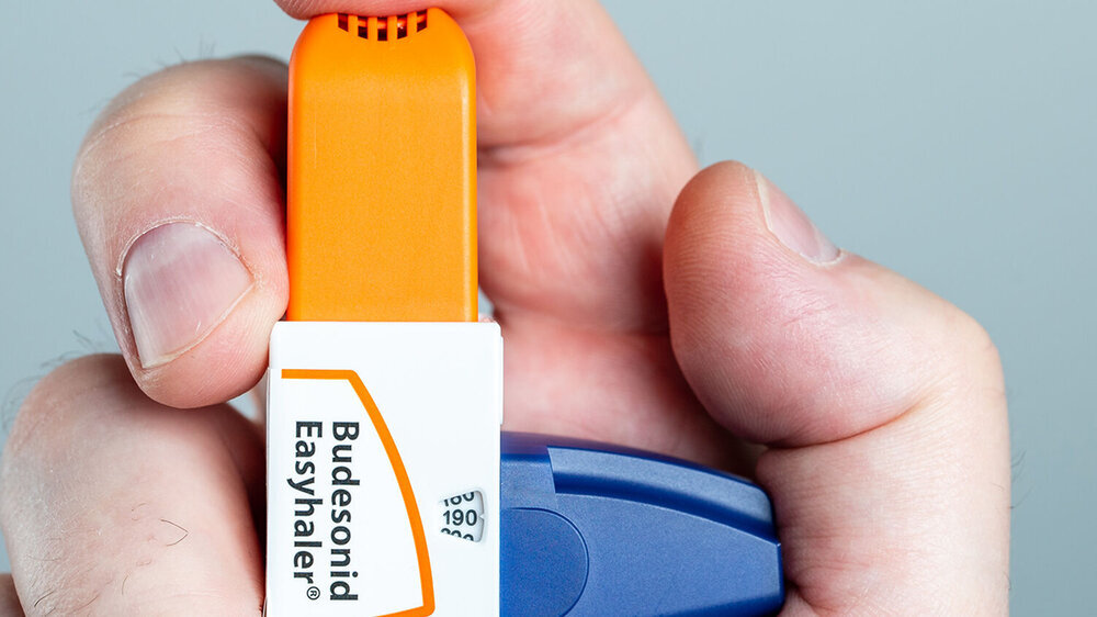 Die Studie aus Großbritannien untersuchte, ob die Einnahme von Budesonid im Frühstadium eine SARS-CoV-2-Infektion günstig beeinflusst. Ergebnis: Die Dauer der Symptome konnte bei Patienten ohne Asthma um einen Tag verkürzt reduziert werden.