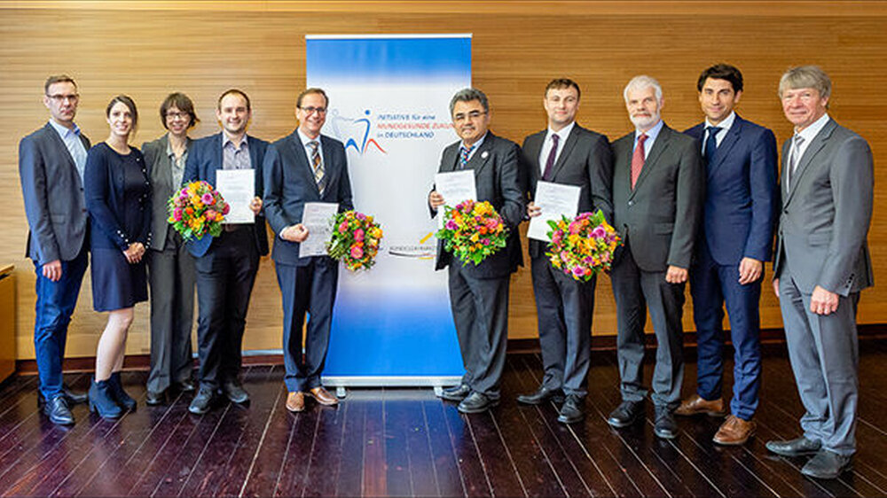 Initiatoren, Juroren und Preisträger vereint. Von links nach rechts: Dr. Sebastian Ziller MPH, Leiter der Abteilung Prävention und Gesundheitsförderung (BZÄK); Sibel Ciftci, Master of Science, Scientific Project Manager bei CP GABA; Dr. Marianne Gräf