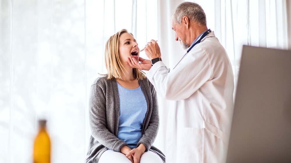 Älterer Hausarzt untersucht Patienten. Hausärztliche Versorgung in Deutschland. Älterer Hausarzt untersucht Patienten. Hausärztliche Versorgung in Deutschland.