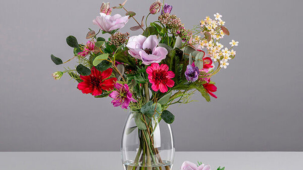 Blütenwerk, der Premiumanbieter für Kunstblumenfloristik, stattet bundesweit Arzt- und Zahnarztpraxen mit naturidentischen Pflanzen und Blumen aus. Auf Wunsch werden die Blumen im Abo saisonal ausgewechselt.