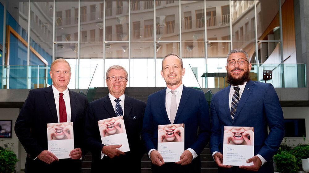 Gemeinsame Präsentation des kieferorthopädischen Moduls der neuen DMS 6:
Prof. Dr. Dr. Peter Proff, Präsident der Deutschen Gesellschaft für Kieferorthopädie e.V. (DGKFO), Dr. Wolfgang Eßer, Vorsitzender des Vorstands der Kassenzahnärztlichen B